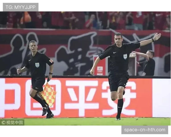 “四分之一决赛再现补时争议判罚,欧冠裁判尺度引讨论” “四分之一决赛再现补时争议判罚,欧冠裁判尺度引讨论”